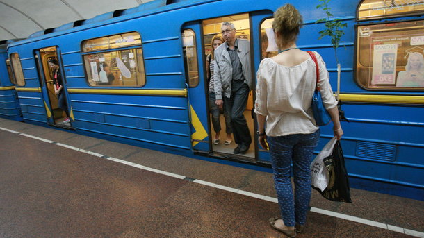 В метро украинской столицы еще 11 турникетов переводят на режим без жетонов