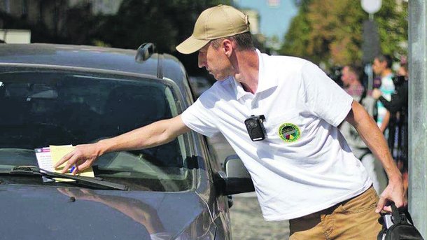 С проверками. Новые инспектора раздают водителям буклеты за нарушения правил парковки. Фото: facebook.com