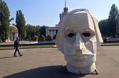 &lt;p&gt;Возле ВДНХ уже установили голову Гоголя. Фото:&amp;nbsp;facebook.com/dreamkyiv&lt;/p&gt;