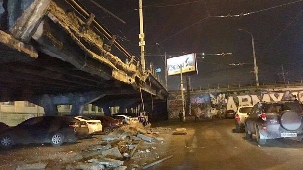 В Киеве обвалился мост, так как «устал»