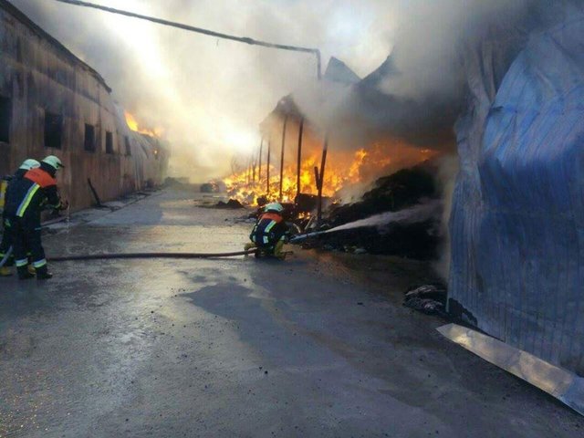 Масштабный пожар на Киевщине: в Березани вспыхнули склады суконной фабрики