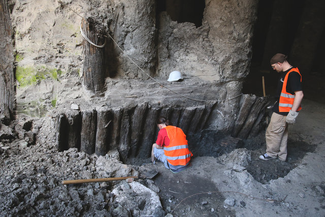 На Почтовой. За два года археологи раскопали древние улицы и строения времен Киевской Руси