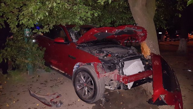 В Киеве пьяный сотрудник полиции на Jaguar сбил пешеходов