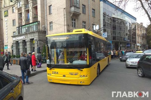 В центре столицы Украины троллейбус лег на днище среди улицы