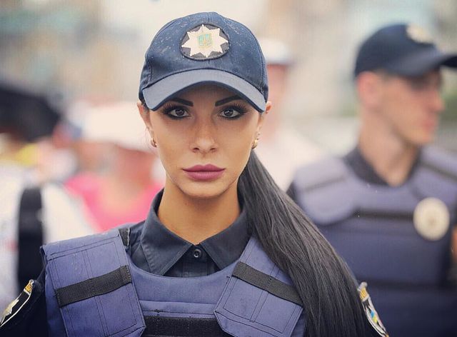 Самая красивая полицейская столицы Украины напишет книгу о службе