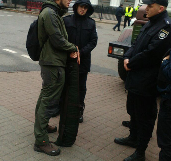 В Киеве задержали мужчину с оружием, который шел на акцию под ВР